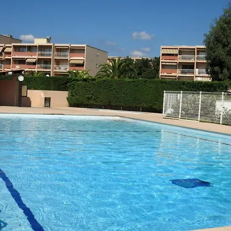 Les Rives De La Faviere Piscine Et Tennis Les Pieds Dans L'eau *