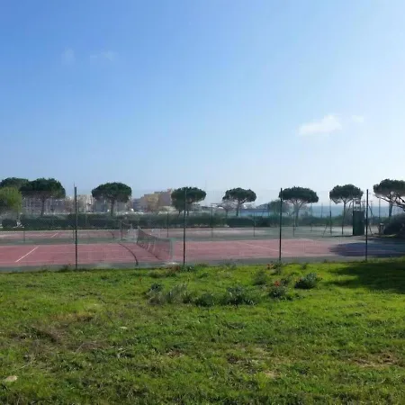 Les Rives De La Faviere Piscine Et Tennis Les Pieds Dans L'eau